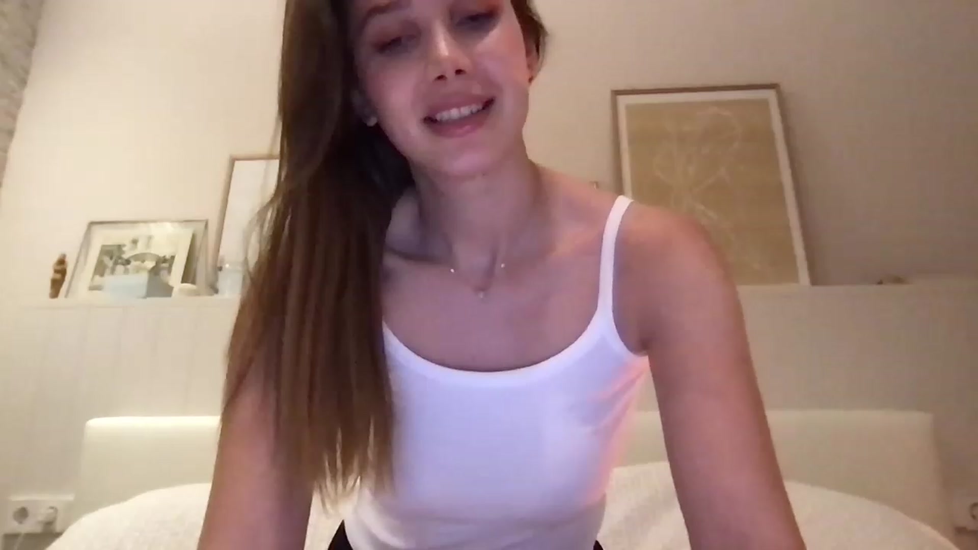 Gallery image thumbnail from LaLune's myfreecams stream on, 02/26/2023, 22:04 image 18 of 20