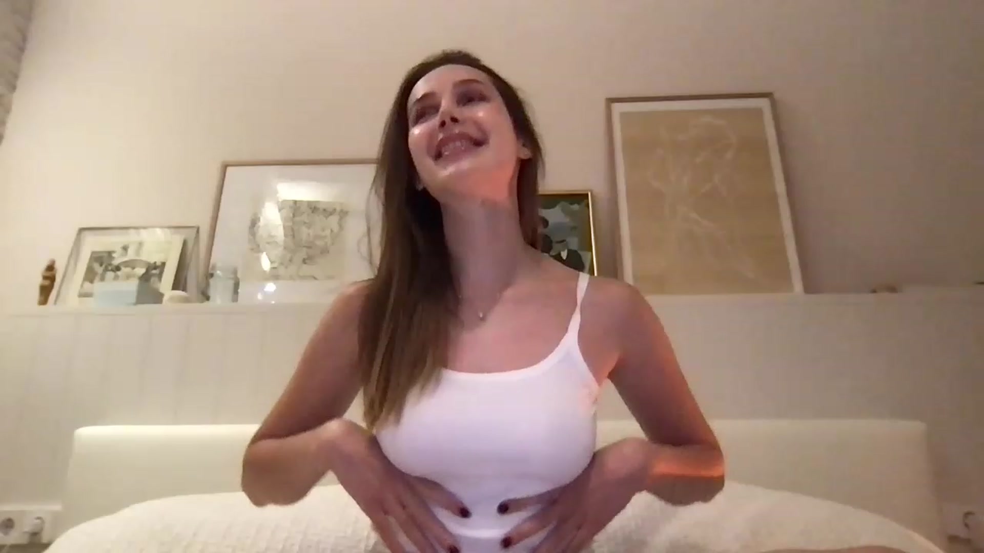 Gallery image thumbnail from LaLune's myfreecams stream on, 02/26/2023, 22:04 image 4 of 20