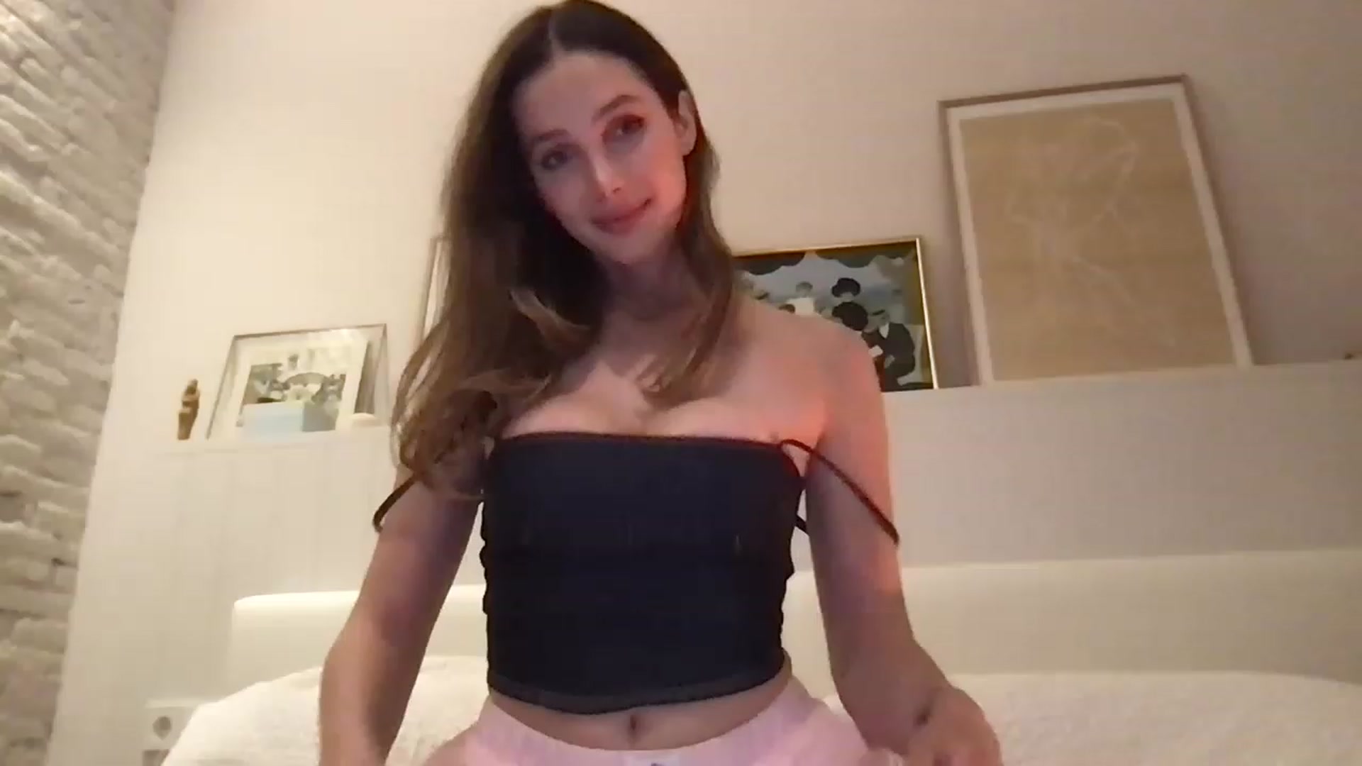 Gallery image thumbnail from LaLune's myfreecams stream on, 03/05/2023, 18:43 image 5 of 20