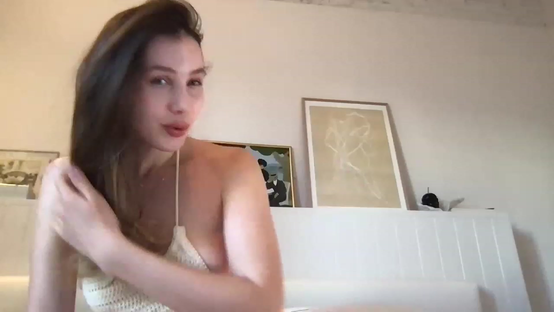 Gallery image thumbnail from LaLune's myfreecams stream on, 04/06/2023, 17:39 image 9 of 20