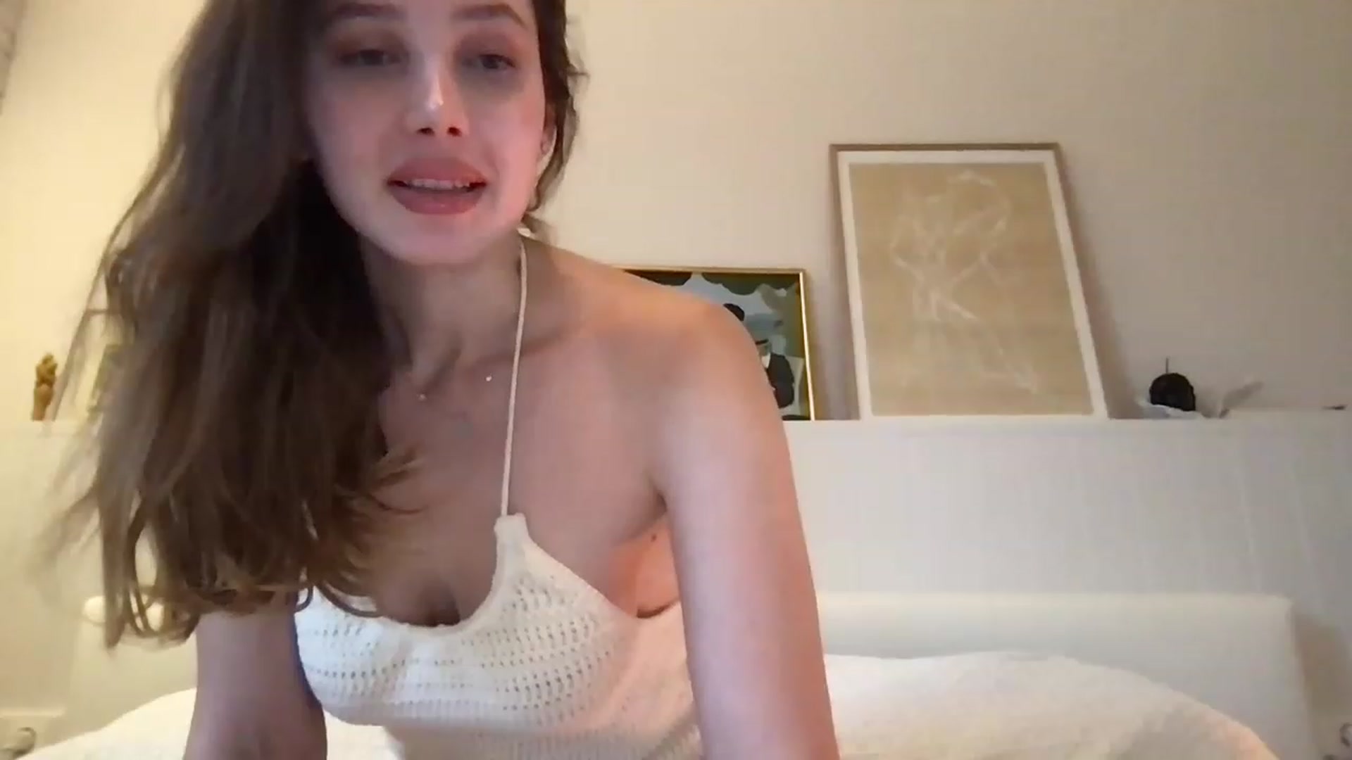Gallery image thumbnail from LaLune's myfreecams stream on, 04/06/2023, 18:03 image 20 of 20