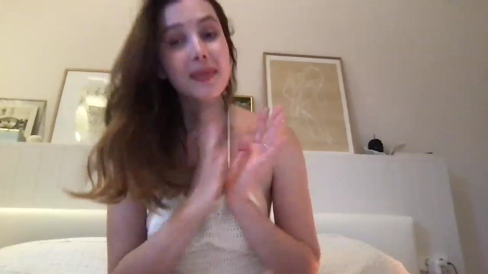 Gallery image thumbnail from LaLune's myfreecams stream on, 04/06/2023, 18:23 image 6 of 20