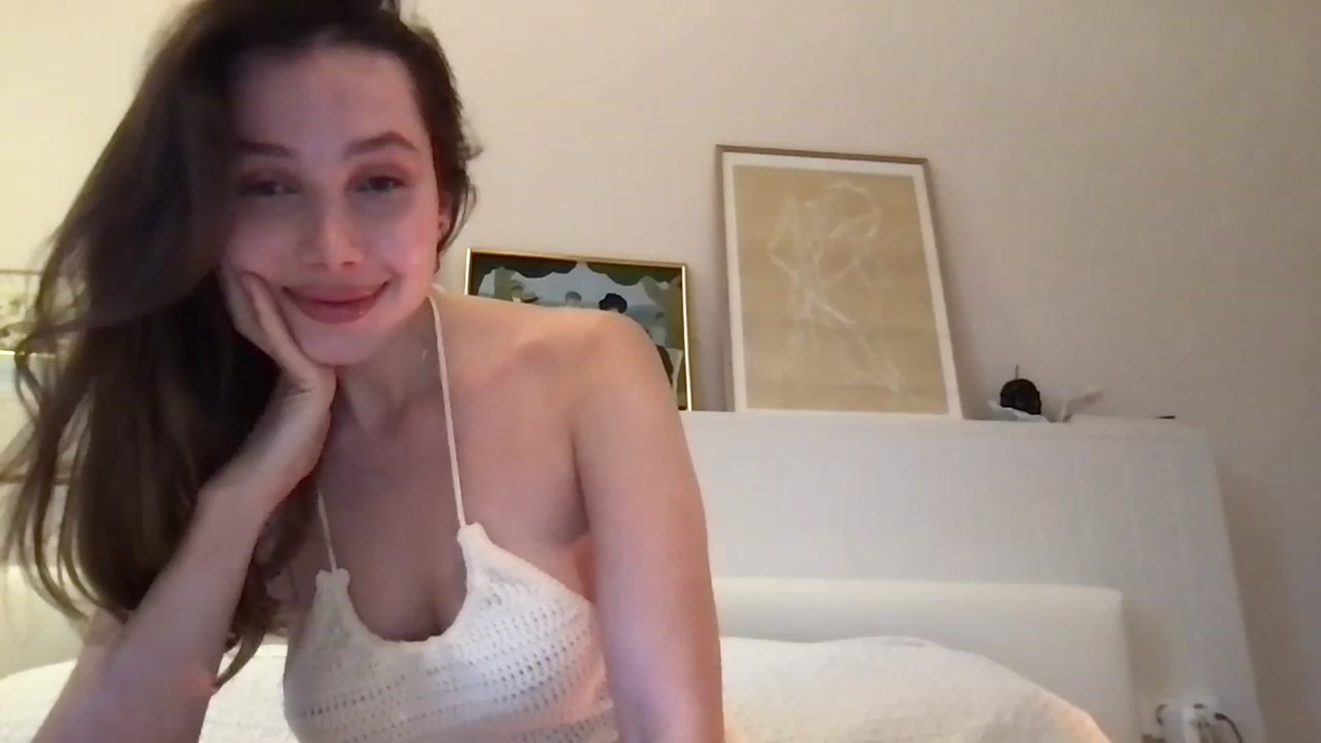 Gallery image thumbnail from LaLune's myfreecams stream on, 04/06/2023, 18:23 image 11 of 20