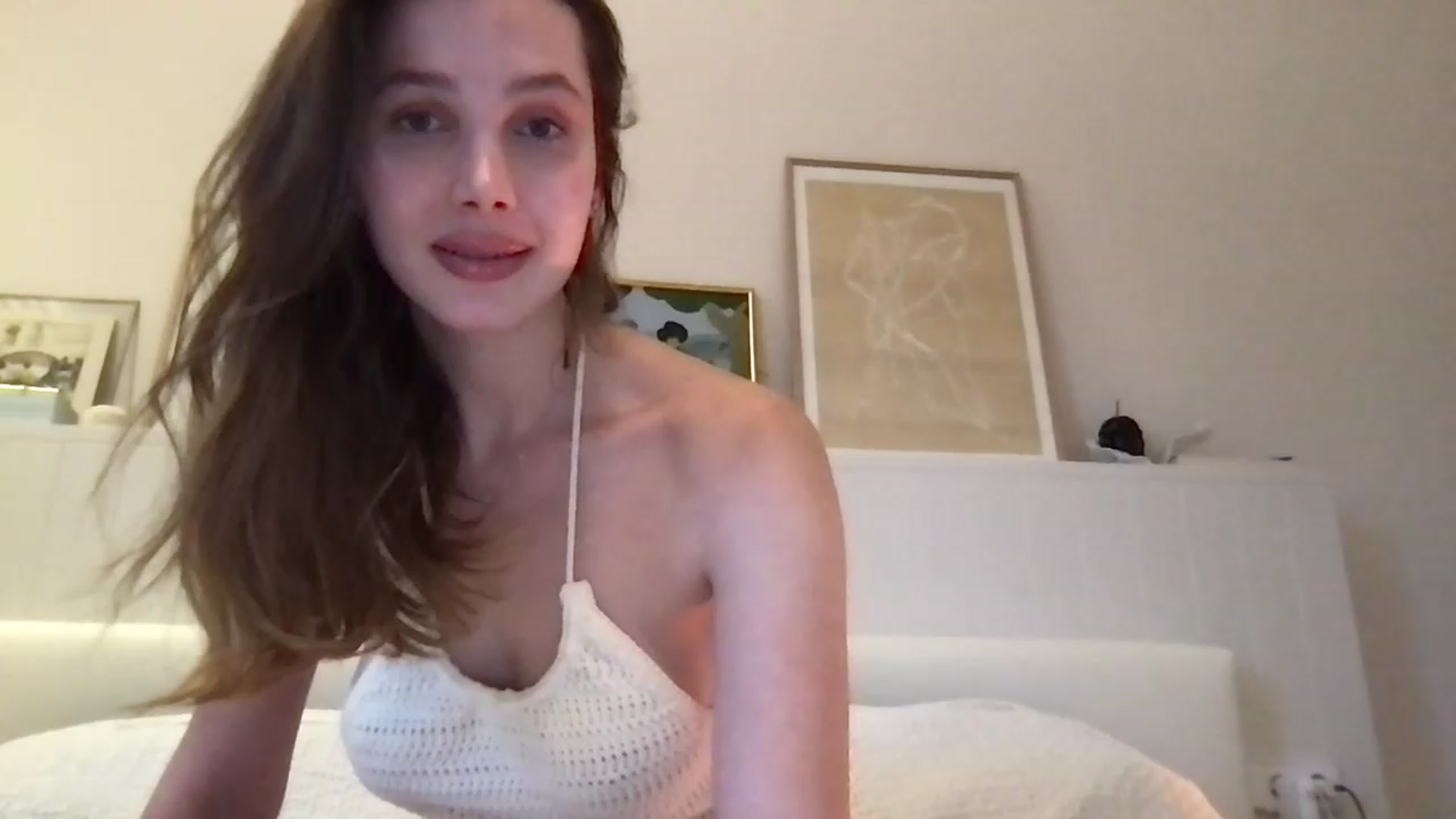 Gallery image thumbnail from LaLune's myfreecams stream on, 04/06/2023, 18:23 image 7 of 20