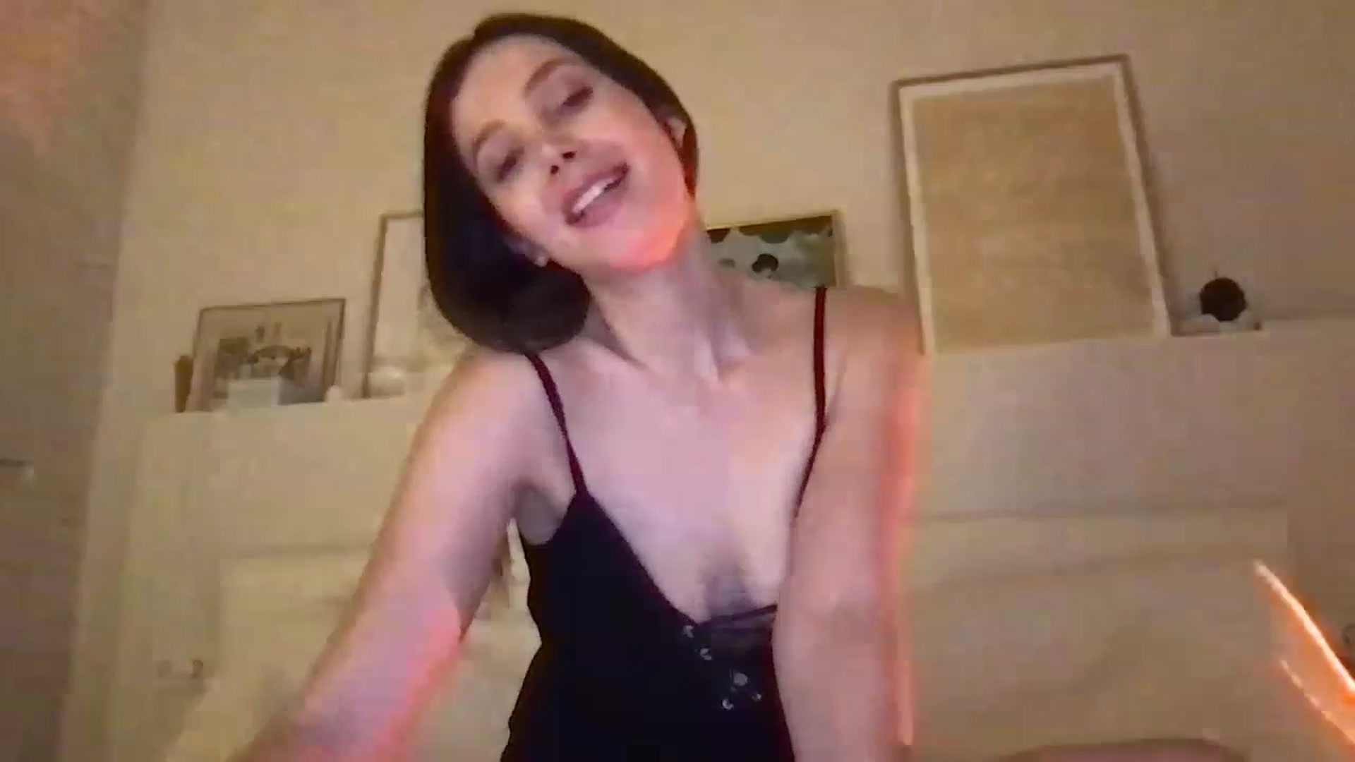 Gallery image thumbnail from LaLune's myfreecams stream on, 04/28/2023, 24:18 image 13 of 20