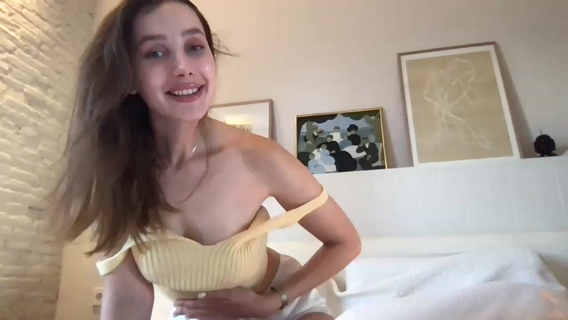 Gallery image thumbnail from LaLune's myfreecams stream on, 06/06/2023, 18:06 image 3 of 20