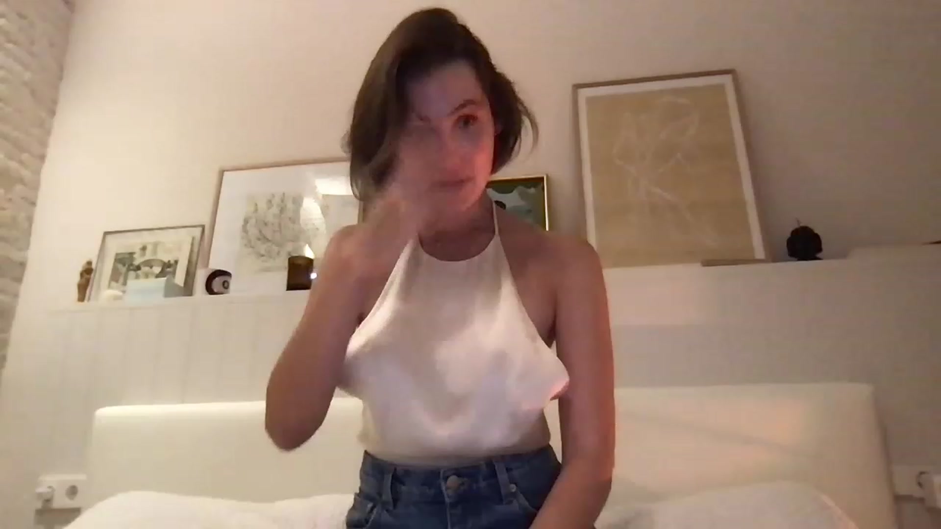 Gallery image thumbnail from LaLune's myfreecams stream on, 08/09/2023, 19:41 image 19 of 20