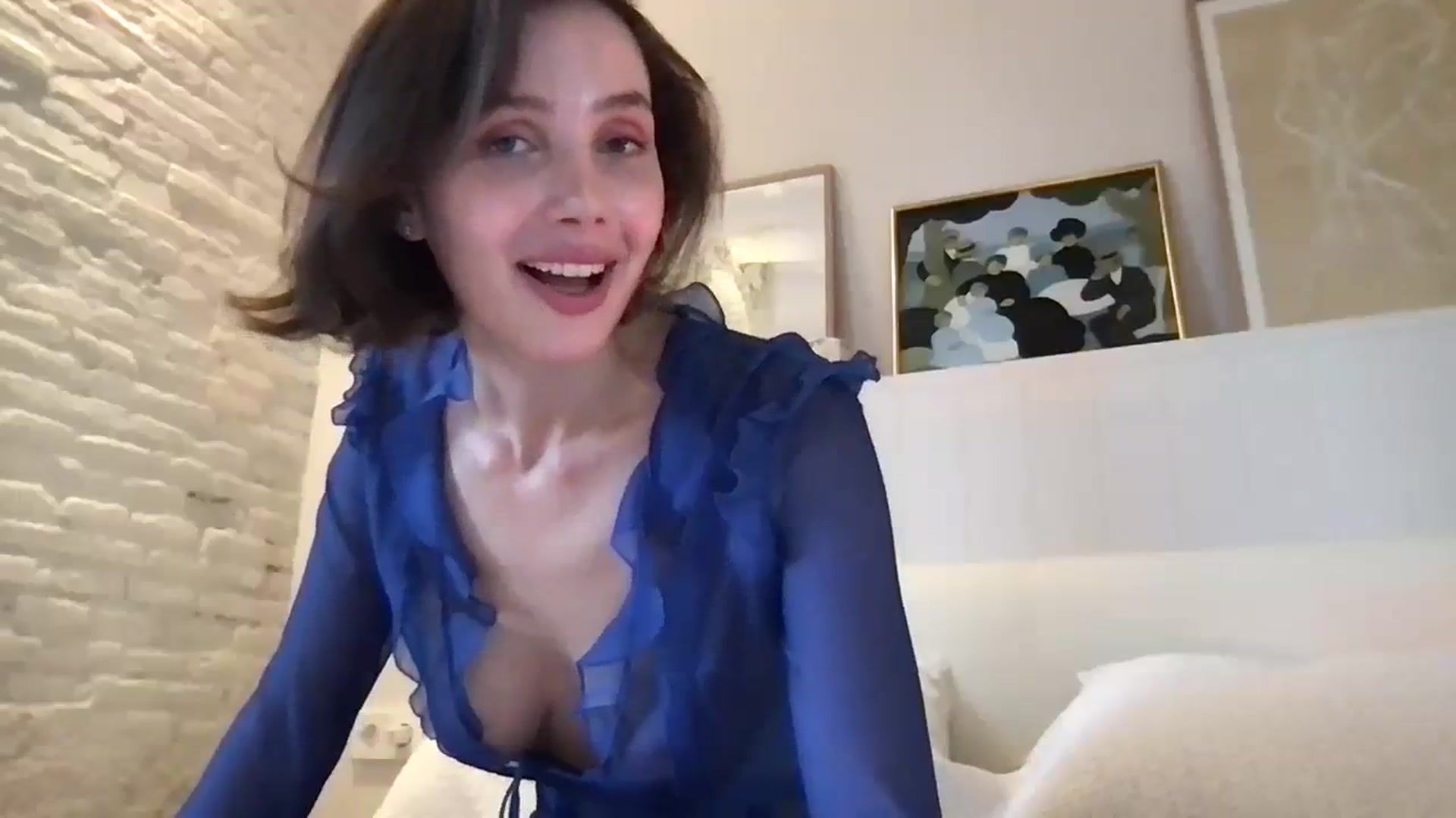 Gallery image thumbnail from LaLune's myfreecams stream on, 08/17/2023, 18:14 image 18 of 20