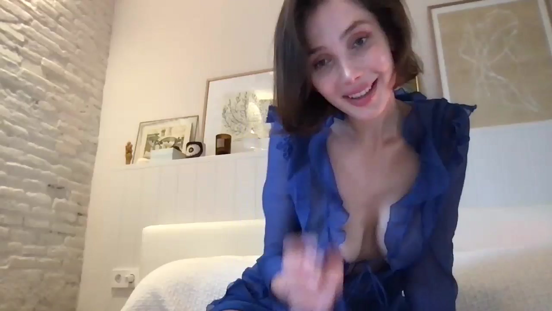 Gallery image thumbnail from LaLune's myfreecams stream on, 08/17/2023, 18:14 image 15 of 20