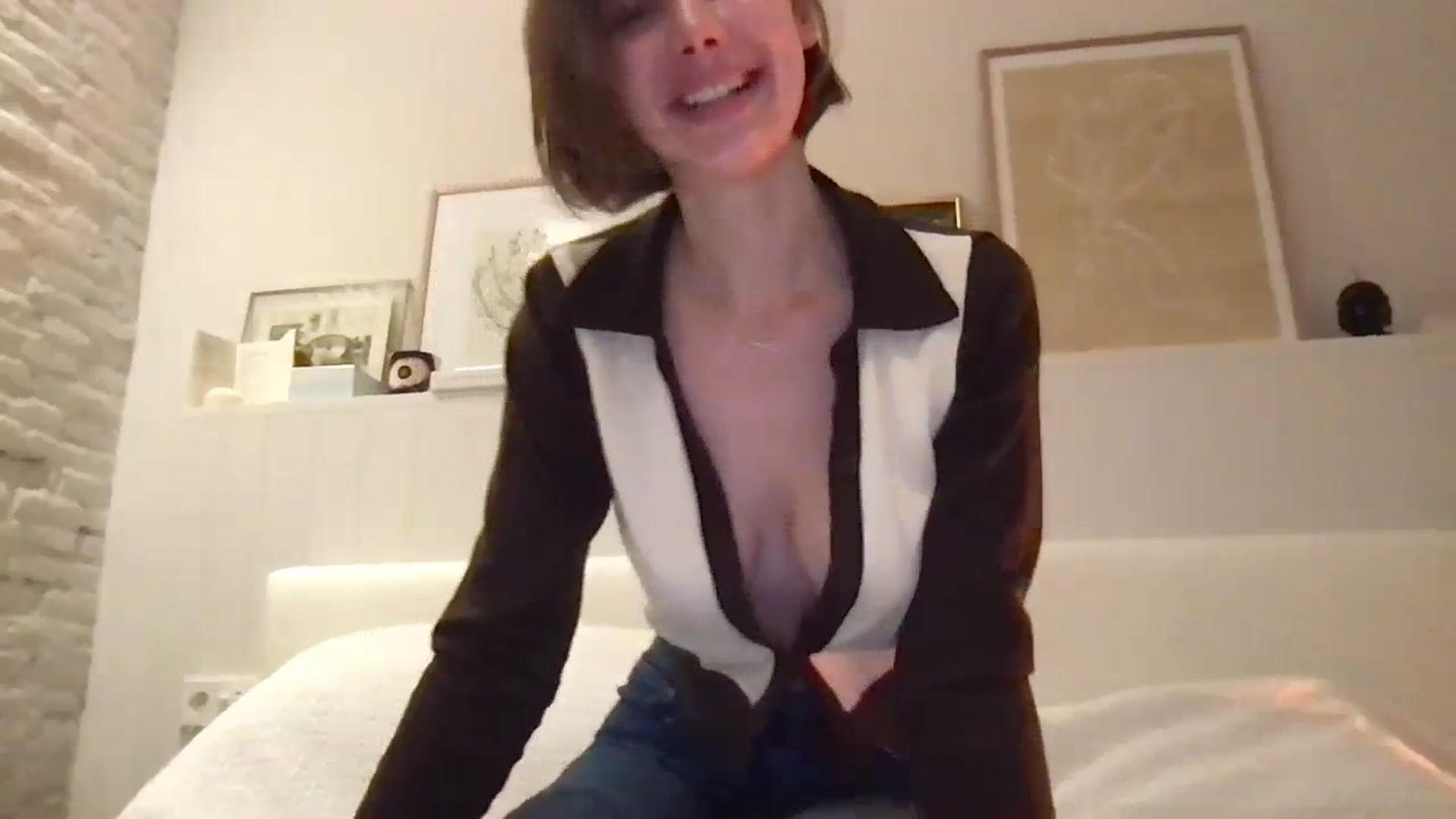 Gallery image thumbnail from LaLune's myfreecams stream on, 10/22/2023, 17:58 image 12 of 20