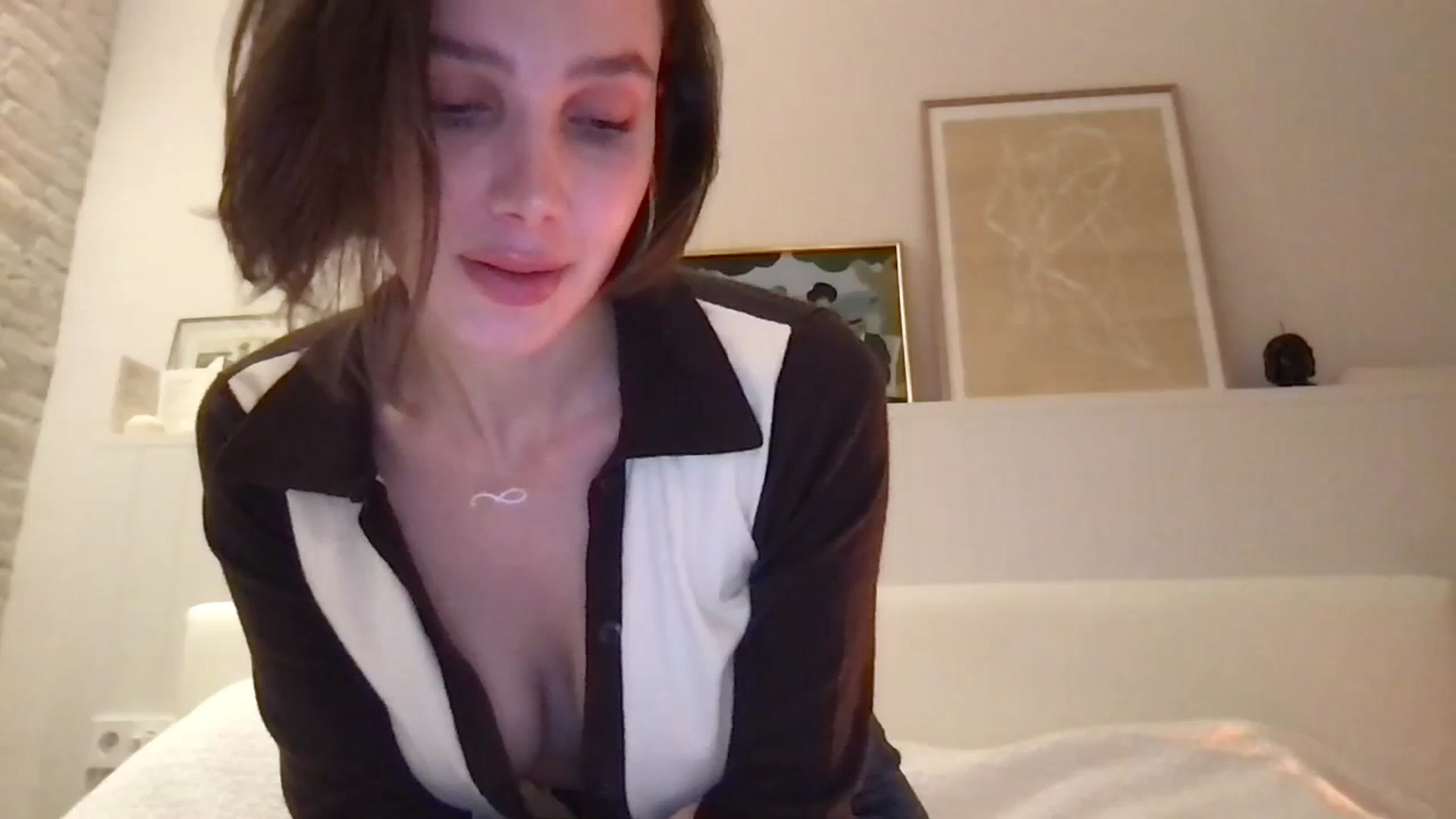 Gallery image thumbnail from LaLune's myfreecams stream on, 10/22/2023, 17:58 image 7 of 20