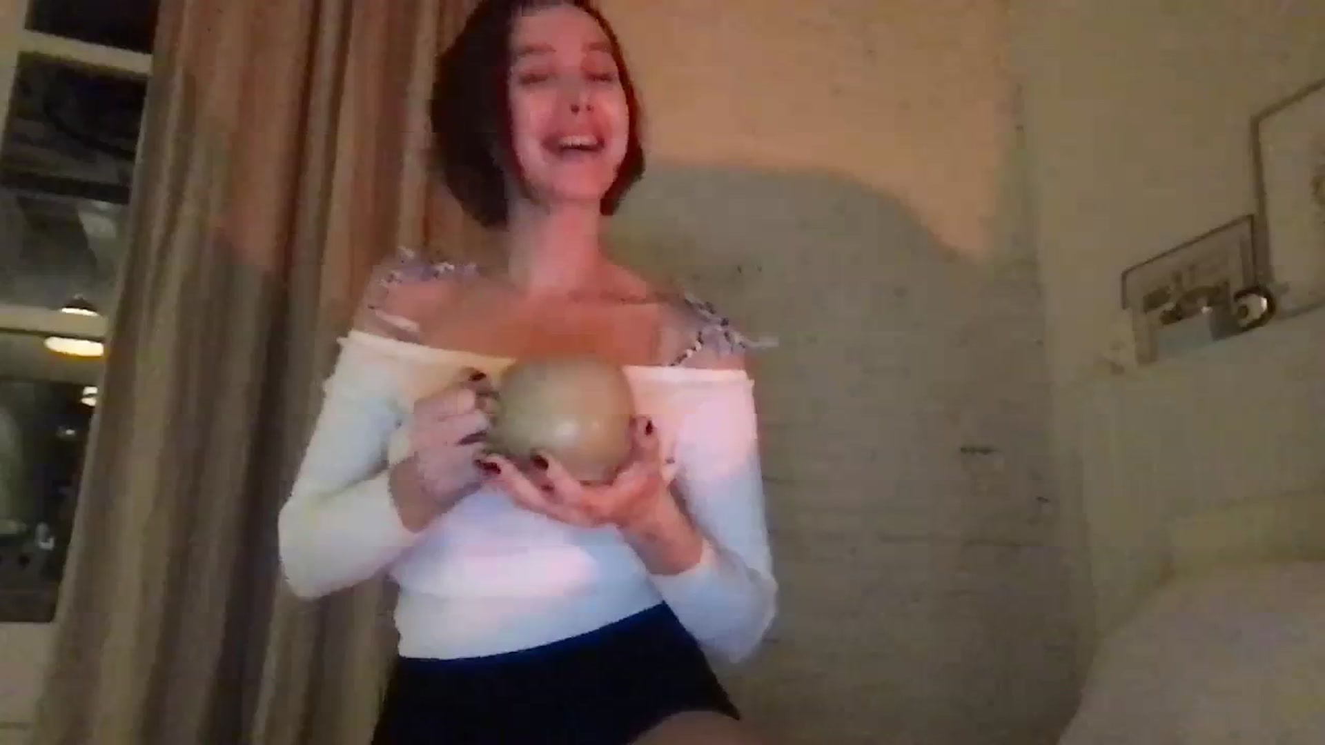 Gallery image thumbnail from LaLune's myfreecams stream on, 11/07/2023, 21:05 image 7 of 20