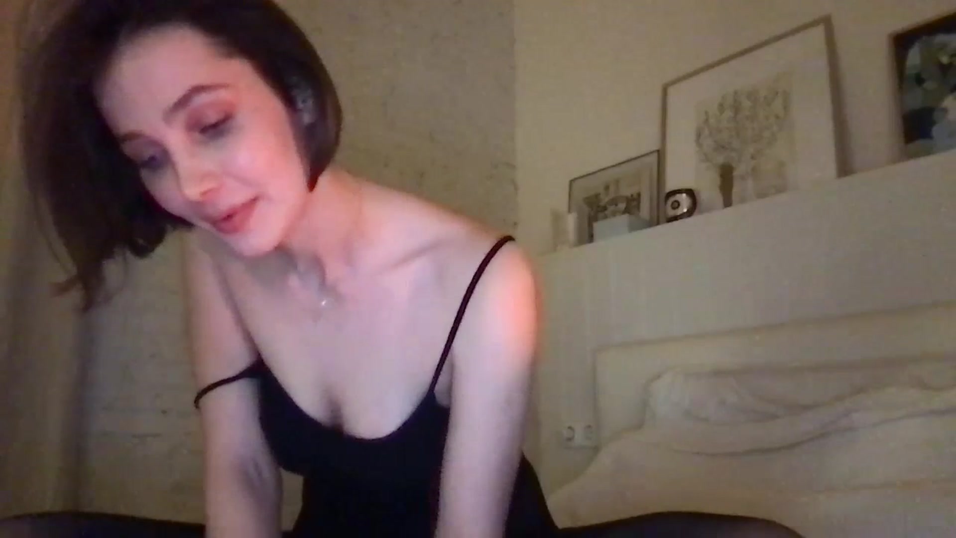 Gallery image thumbnail from LaLune's myfreecams stream on, 01/18/2024, 24:00 image 18 of 20