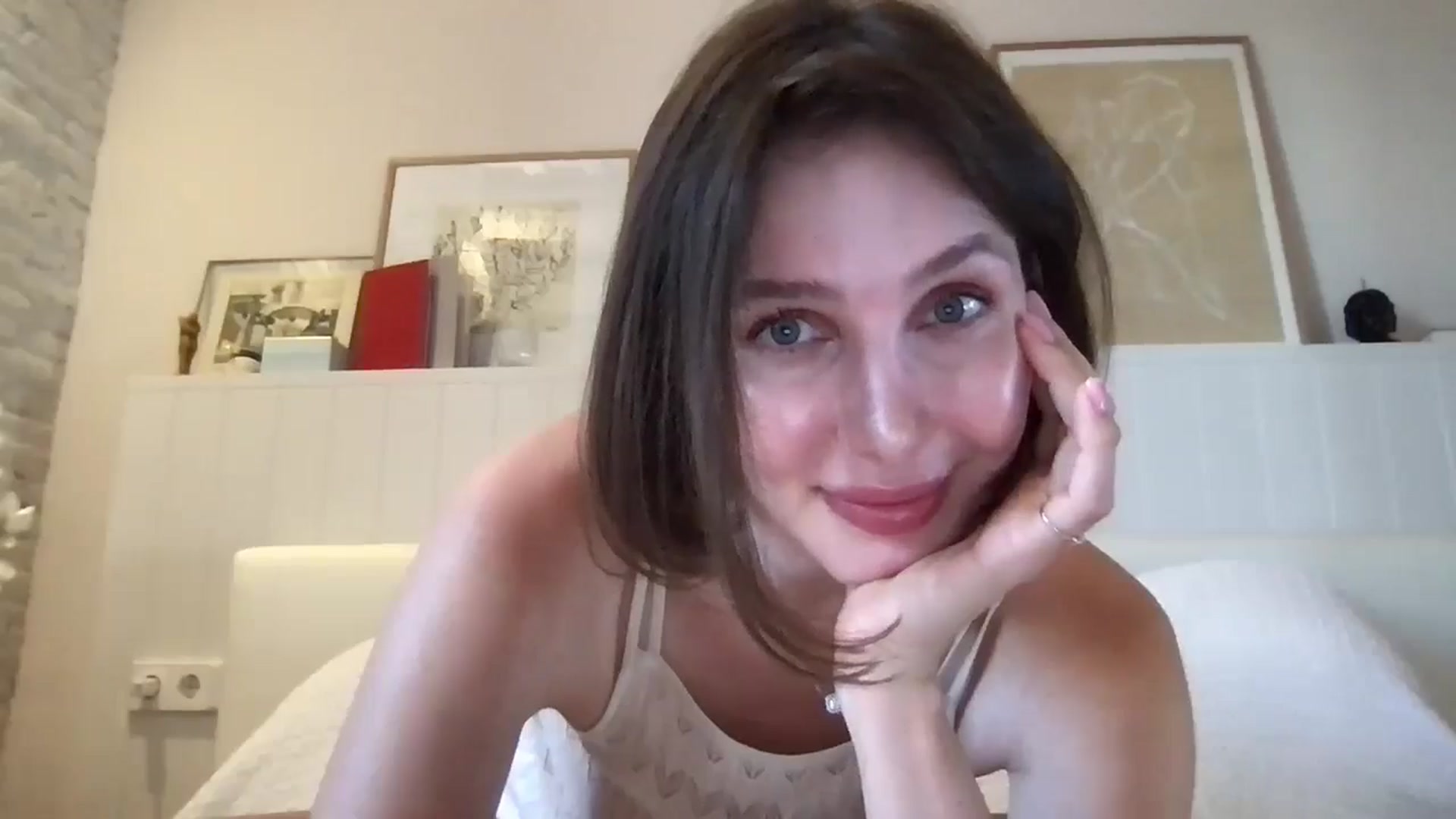 Gallery image thumbnail from LaLune's myfreecams stream on, 07/03/2024, 18:11 image 9 of 20