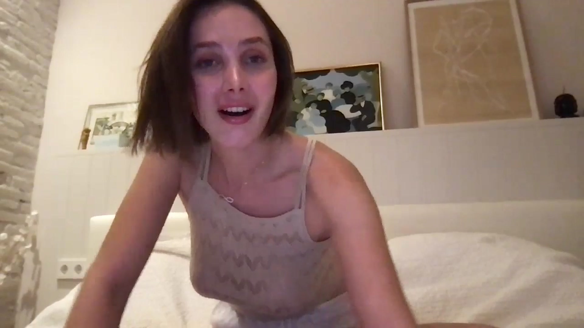Gallery image thumbnail from LaLune's myfreecams stream on, 10/20/2024, 18:22 image 14 of 20