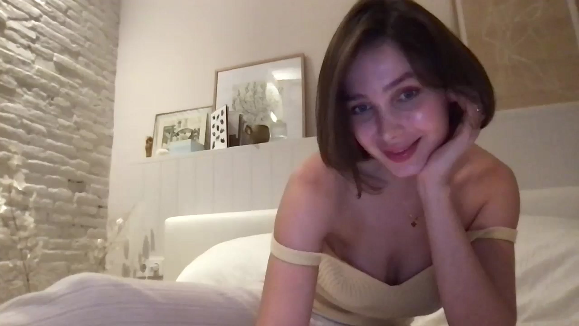 Gallery image thumbnail from LaLune's myfreecams stream on, 10/30/2024, 16:53 image 18 of 20