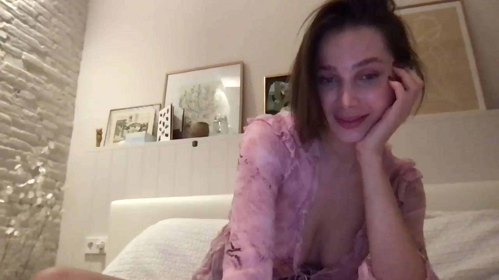 Gallery image thumbnail from LaLune's myfreecams stream on, 11/19/2024, 18:27 image 8 of 20