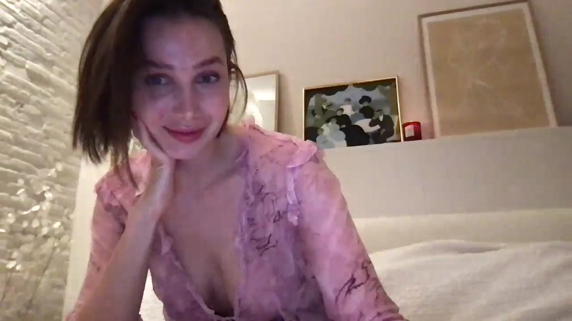 Gallery image thumbnail from LaLune's myfreecams stream on, 11/19/2024, 18:27 image 7 of 20