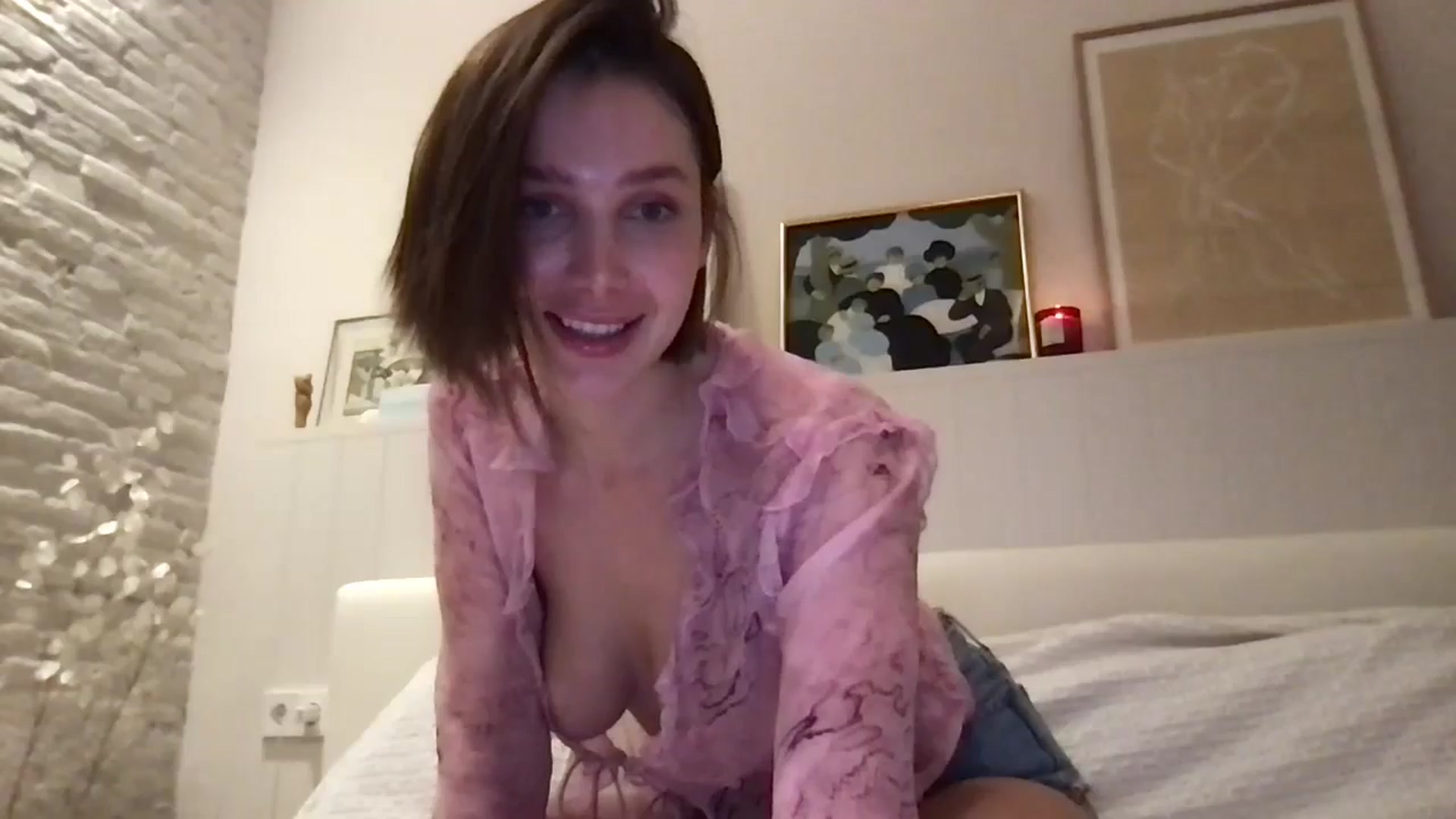Gallery image thumbnail from LaLune's myfreecams stream on, 11/19/2024, 18:27 image 16 of 20