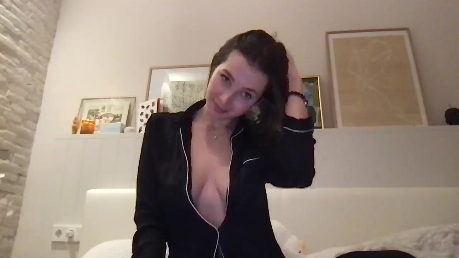 Gallery image thumbnail from LaLune's myfreecams stream on, 02/21/2025, 18:32 image 7 of 20