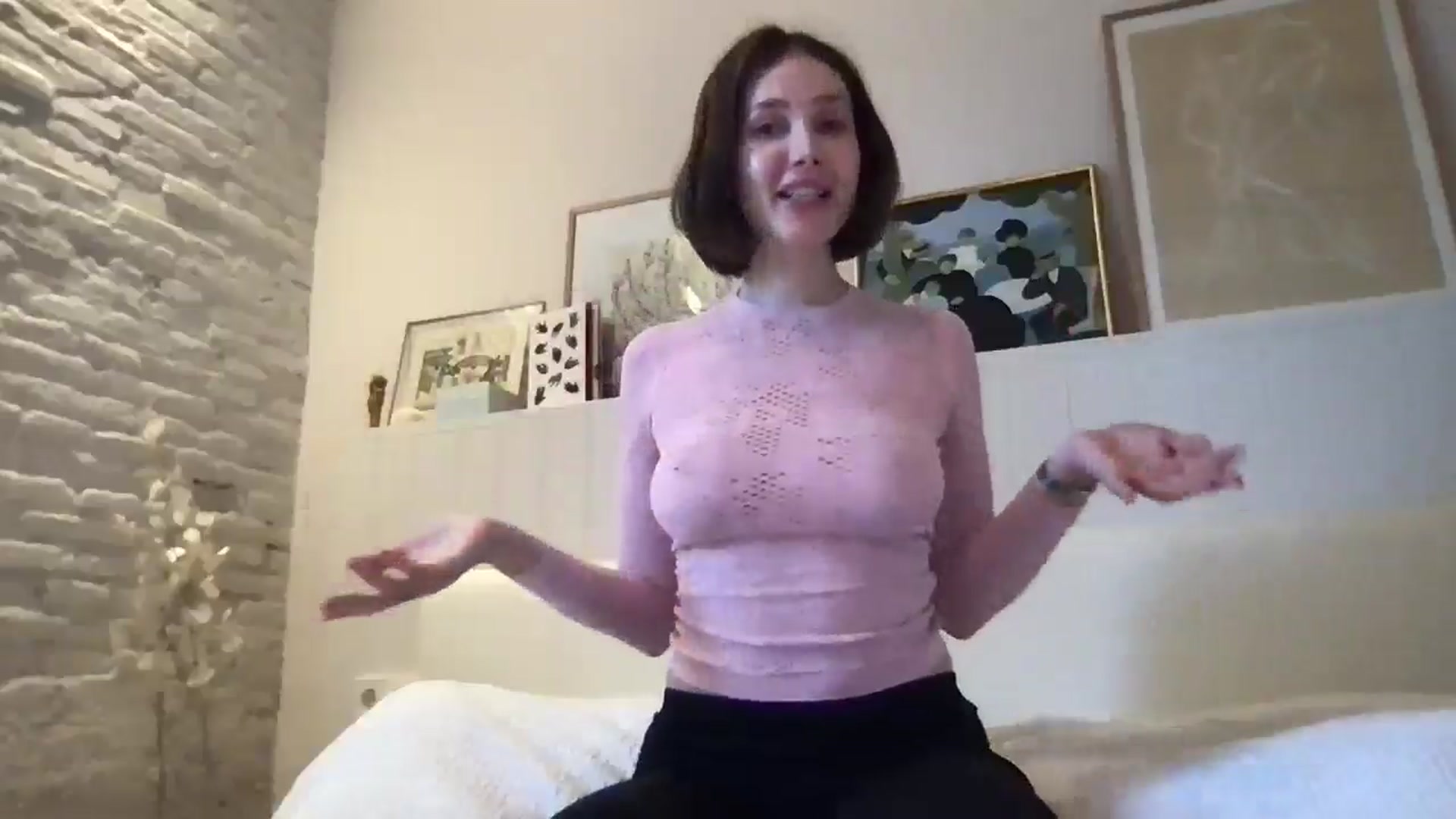 Gallery image thumbnail from LaLune's myfreecams stream on, 03/26/2025, 18:19 image 3 of 20