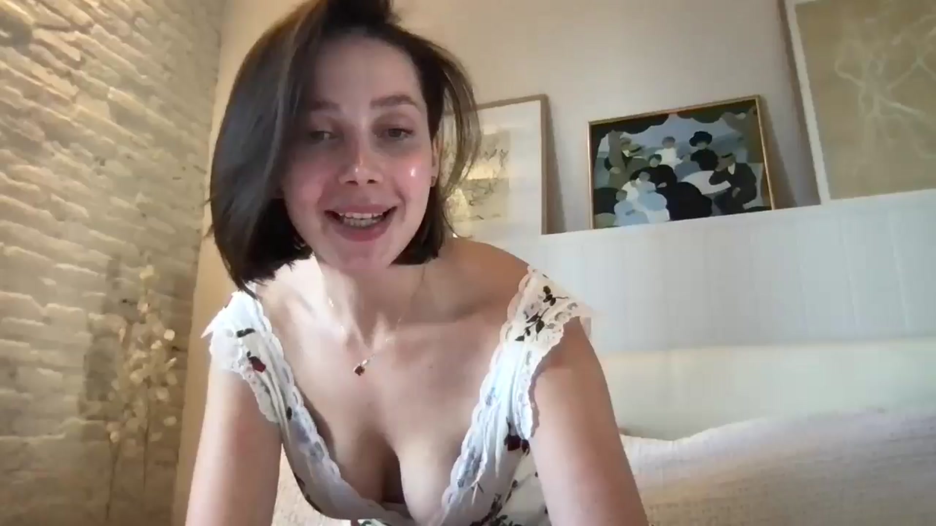 Gallery image thumbnail from LaLune's myfreecams stream on, 04/06/2025, 17:35 image 12 of 20