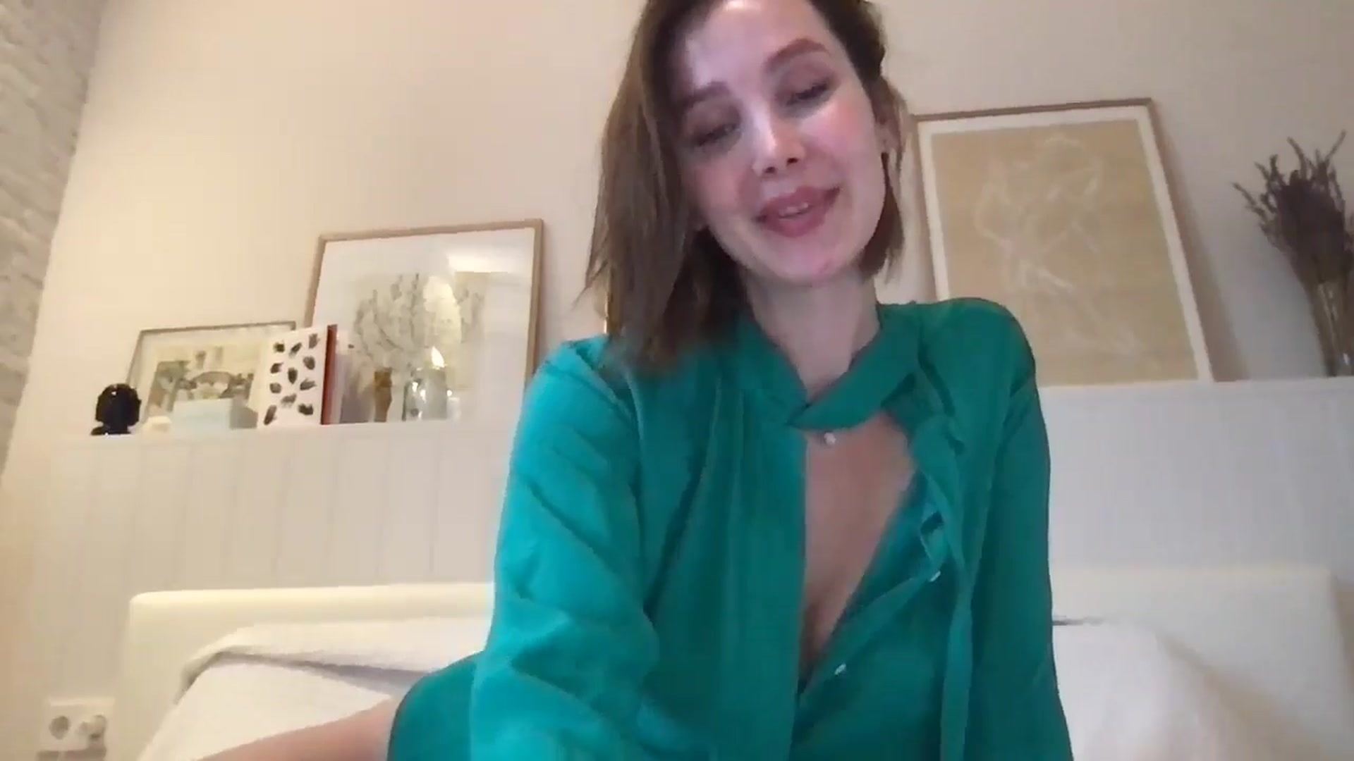 Gallery image thumbnail from LaLune's myfreecams stream on, 08/27/2025, 17:34 image 3 of 20
