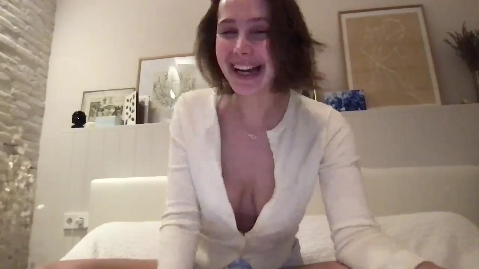 Gallery image thumbnail from LaLune's myfreecams stream on, 11/10/2025, 18:51 image 10 of 20