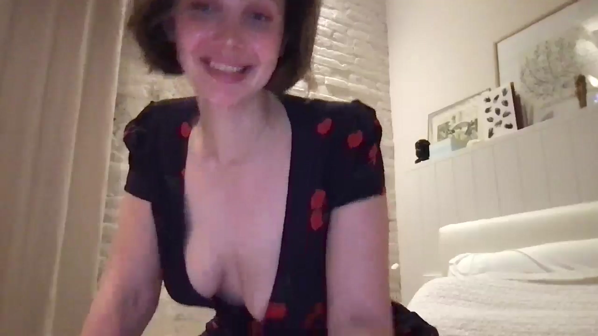 Gallery image thumbnail from LaLune's myfreecams stream on, 04/14/2026, 21:15 image 12 of 20