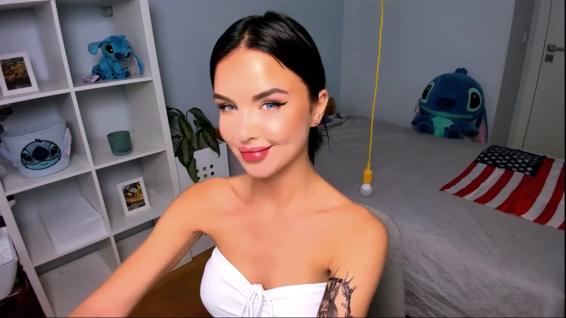 Gallery image thumbnail from LaNuitTresor's myfreecams stream on, 10/21/2024, 14:30 image 20 of 20