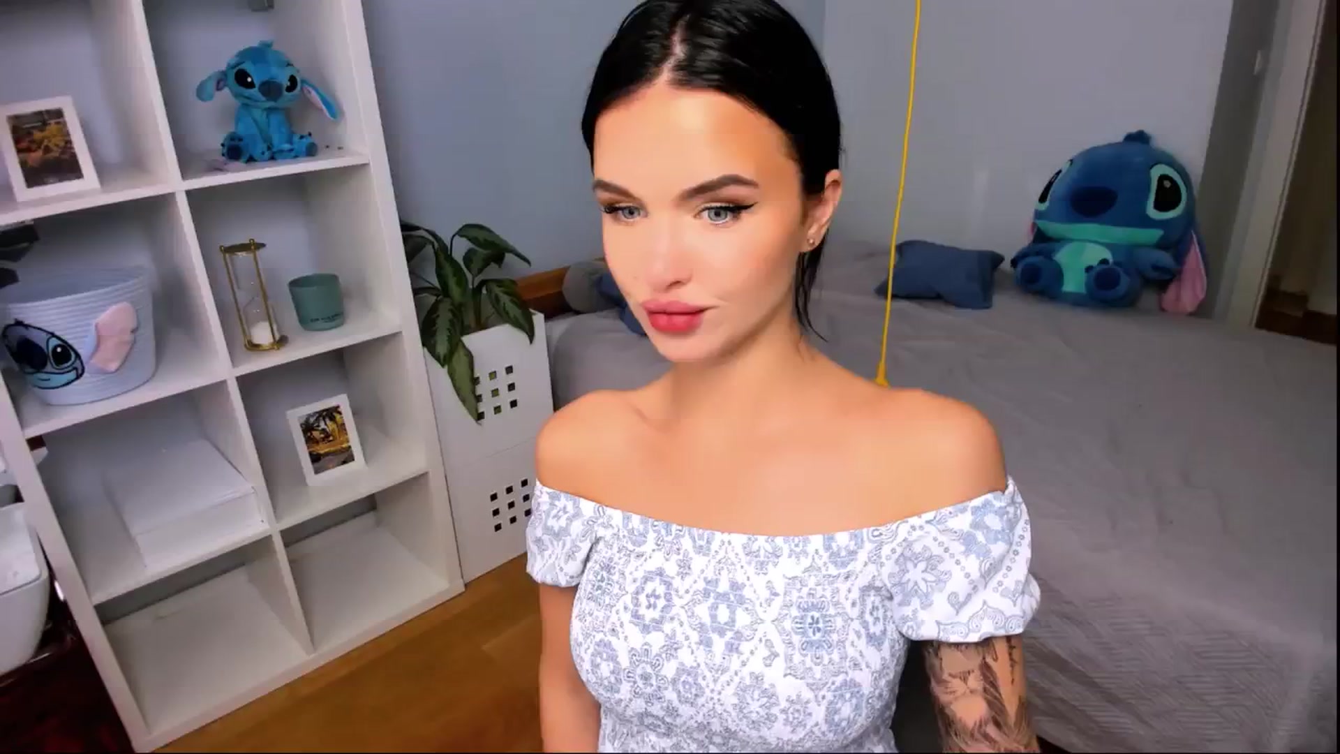 Gallery image thumbnail from LaNuitTresor's myfreecams stream on, 10/23/2024, 12:43 image 1 of 20