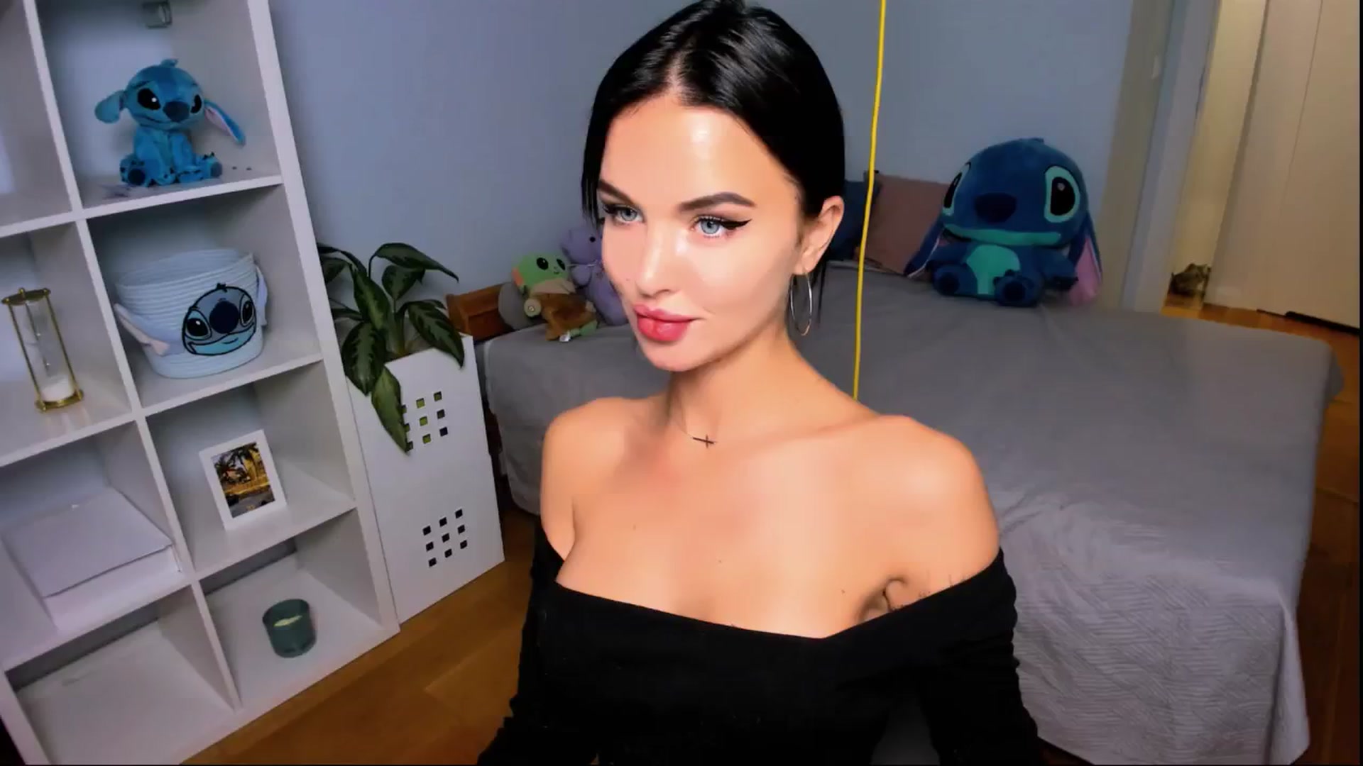 Gallery image thumbnail from LaNuitTresor's myfreecams stream on, 10/24/2024, 16:55 image 16 of 20