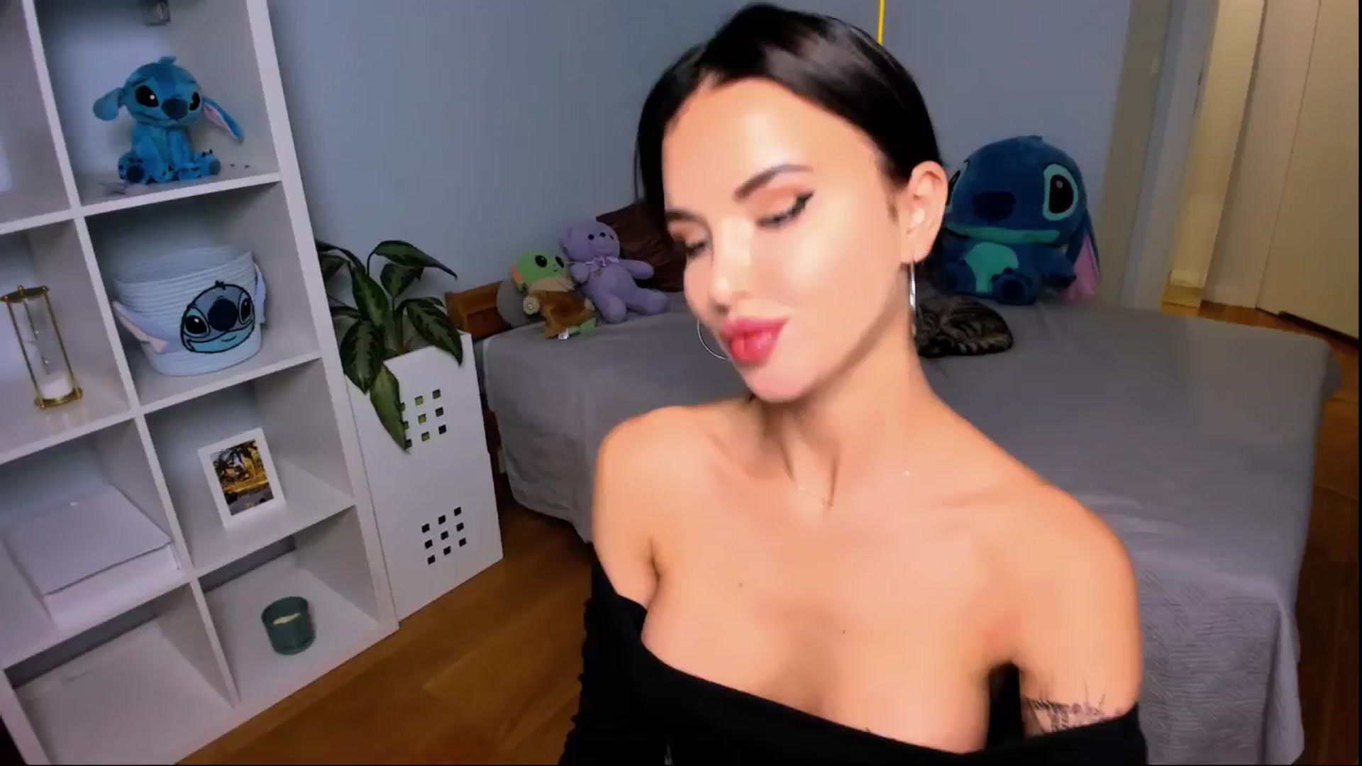 Gallery image thumbnail from LaNuitTresor's myfreecams stream on, 10/24/2024, 16:55 image 12 of 20