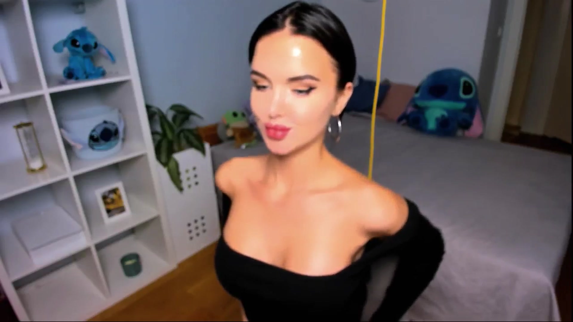 Gallery image thumbnail from LaNuitTresor's myfreecams stream on, 10/24/2024, 18:19 image 16 of 20