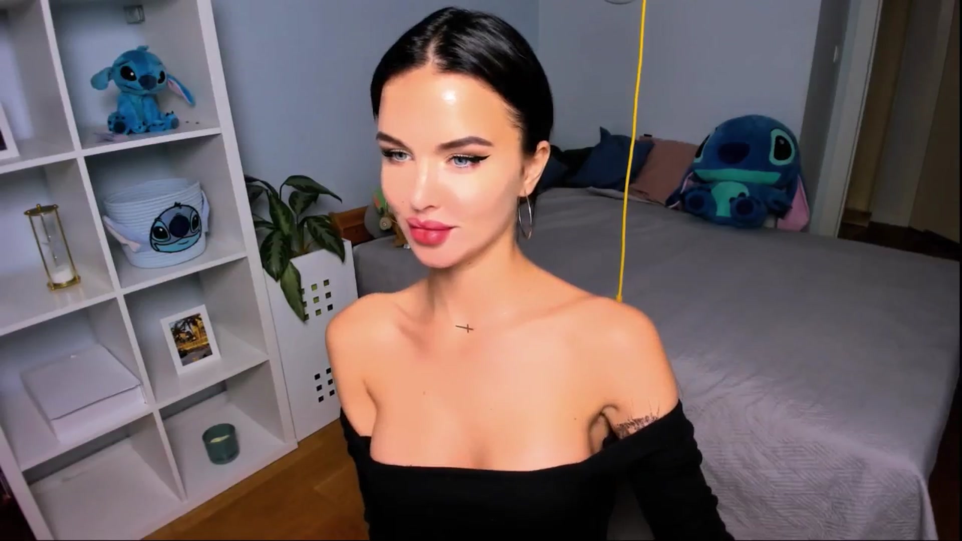 Gallery image thumbnail from LaNuitTresor's myfreecams stream on, 10/24/2024, 18:19 image 18 of 20