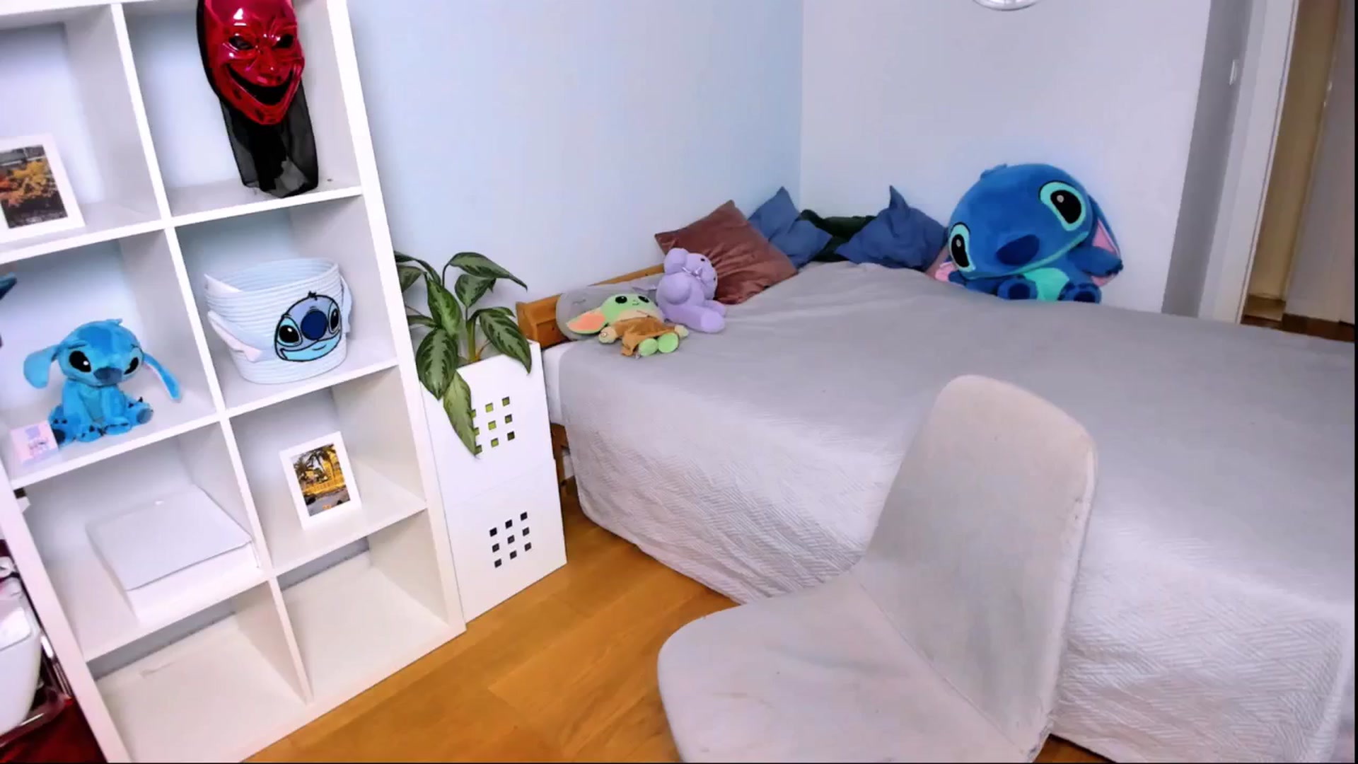 Gallery image thumbnail from LaNuitTresor's myfreecams stream on, 10/25/2024, 16:38 image 11 of 20