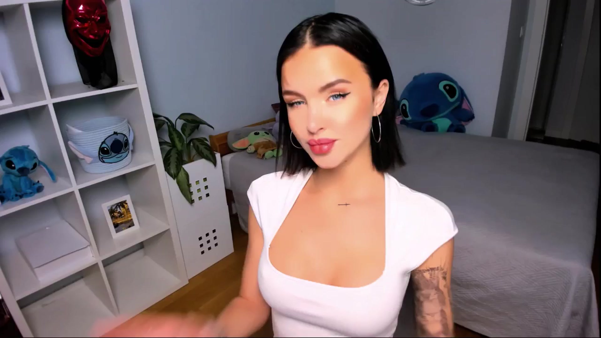 Gallery image thumbnail from LaNuitTresor's myfreecams stream on, 10/25/2024, 16:38 image 14 of 20