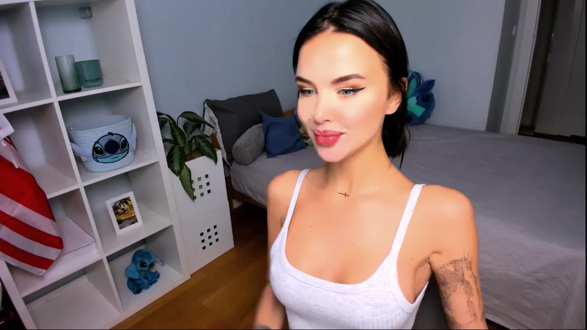 Gallery image thumbnail from LaNuitTresor's myfreecams stream on, 10/28/2024, 13:45 image 11 of 20