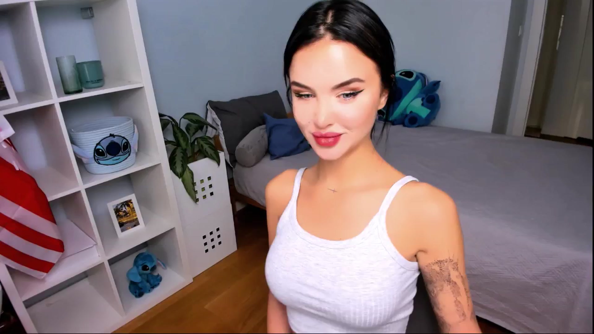 Gallery image thumbnail from LaNuitTresor's myfreecams stream on, 10/28/2024, 13:45 image 4 of 20
