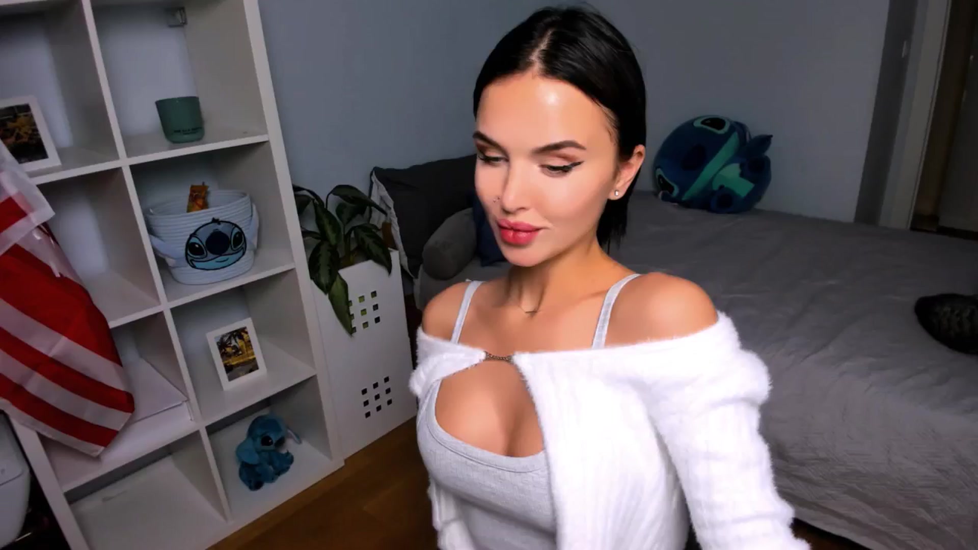 Gallery image thumbnail from LaNuitTresor's myfreecams stream on, 10/28/2024, 20:45 image 14 of 20