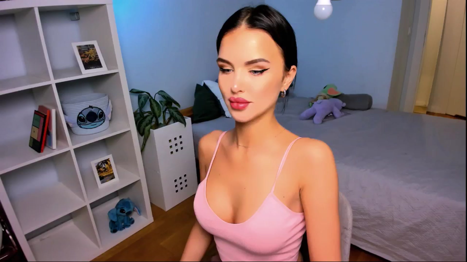 Gallery image thumbnail from LaNuitTresor's myfreecams stream on, 11/08/2024, 15:49 image 17 of 20