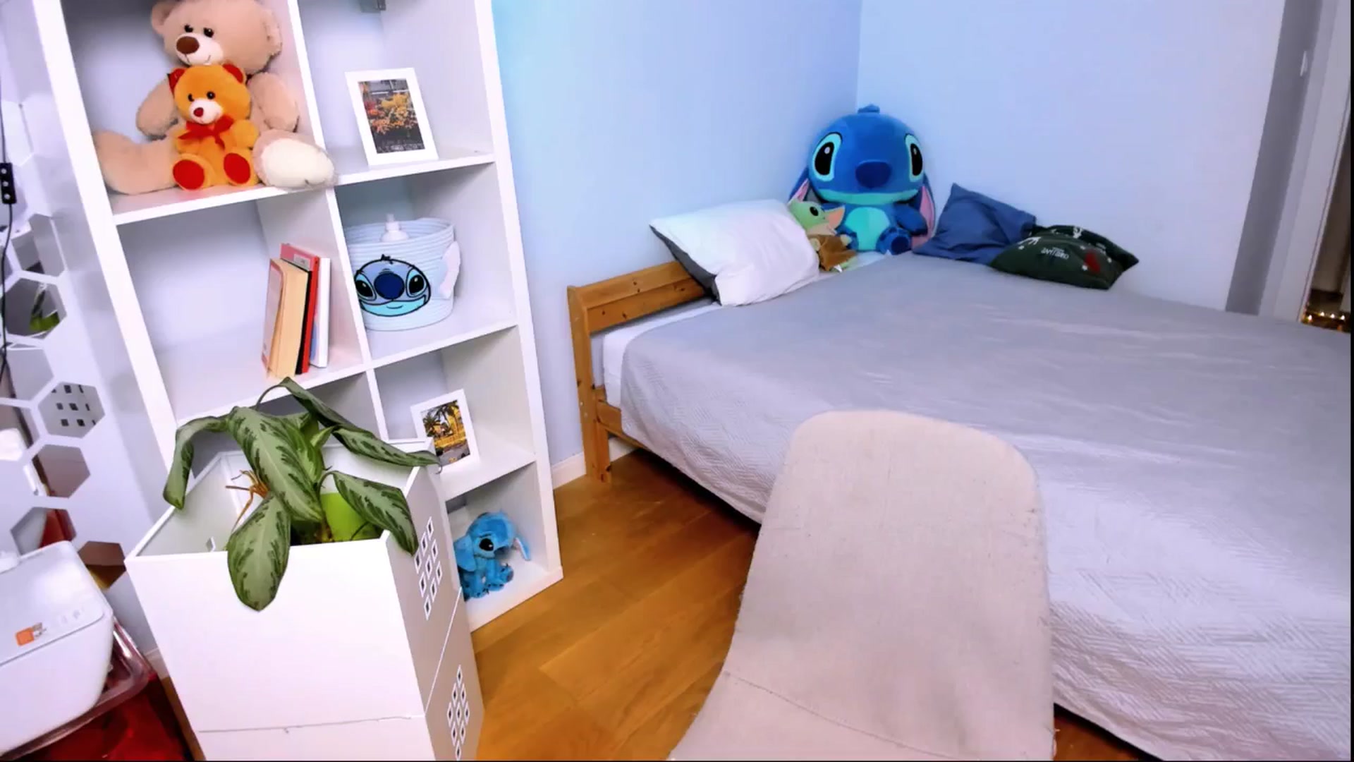 Gallery image thumbnail from LaNuitTresor's myfreecams stream on, 12/16/2024, 17:11 image 20 of 20