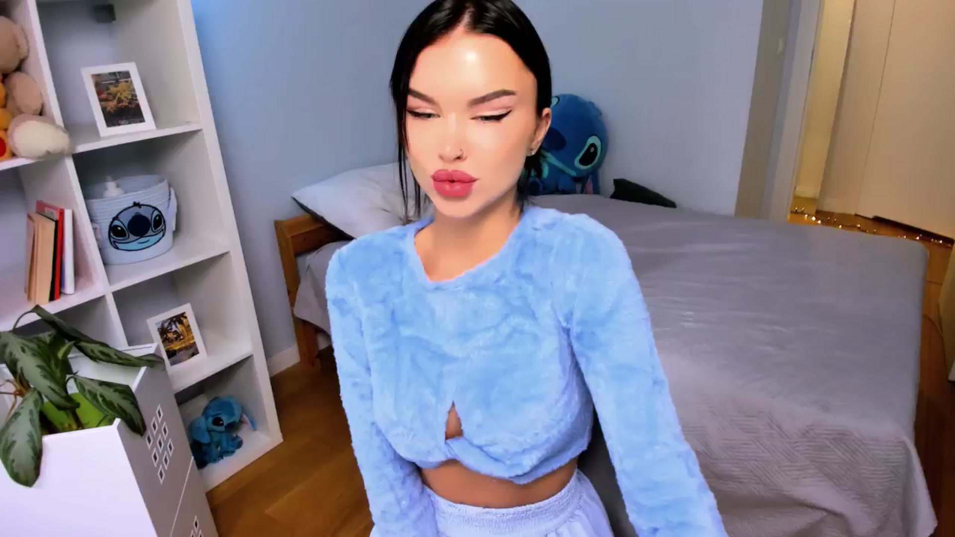 Gallery image thumbnail from LaNuitTresor's myfreecams stream on, 12/18/2024, 12:04 image 17 of 20