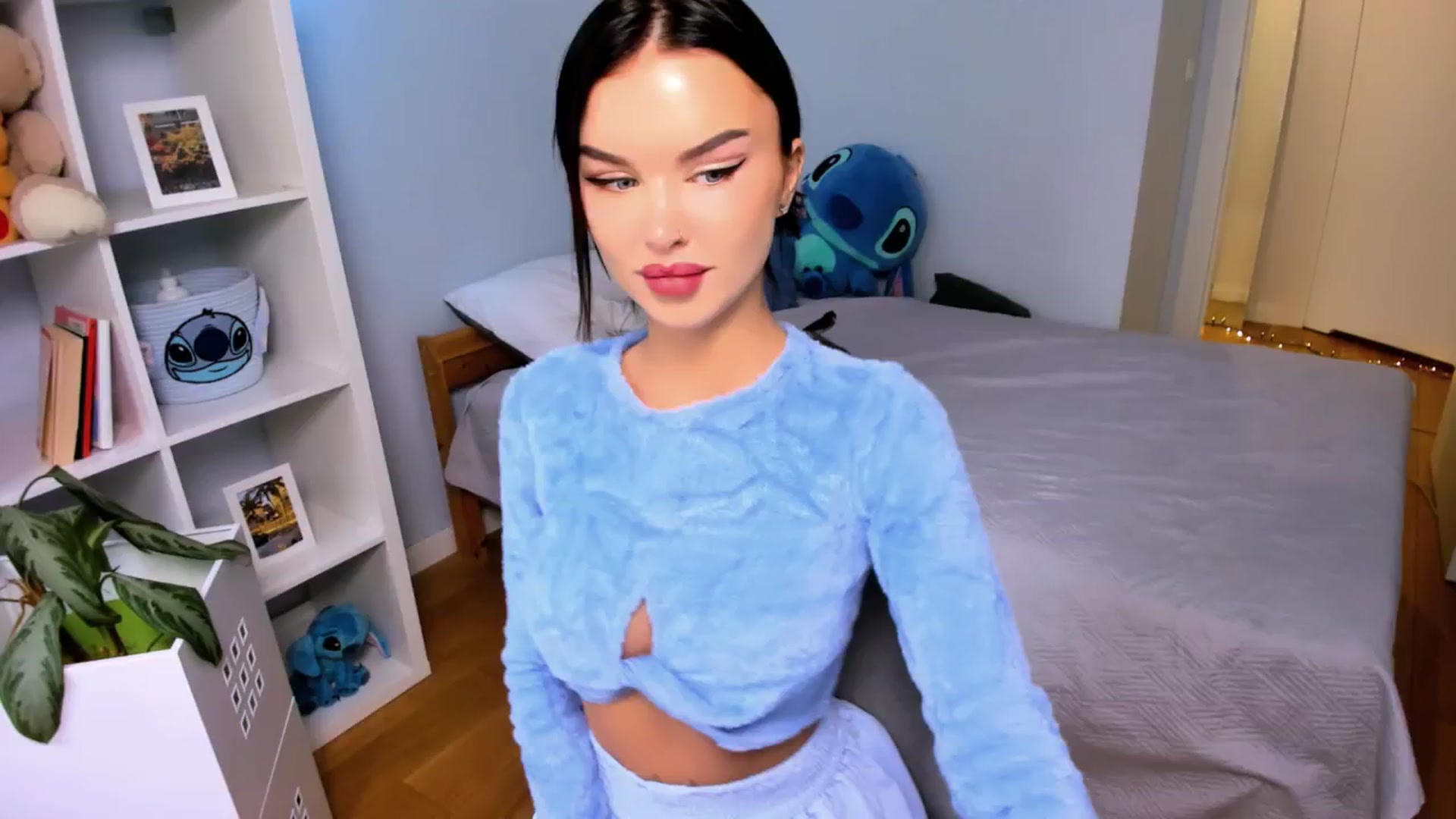 Gallery image thumbnail from LaNuitTresor's myfreecams stream on, 12/18/2024, 12:04 image 12 of 20