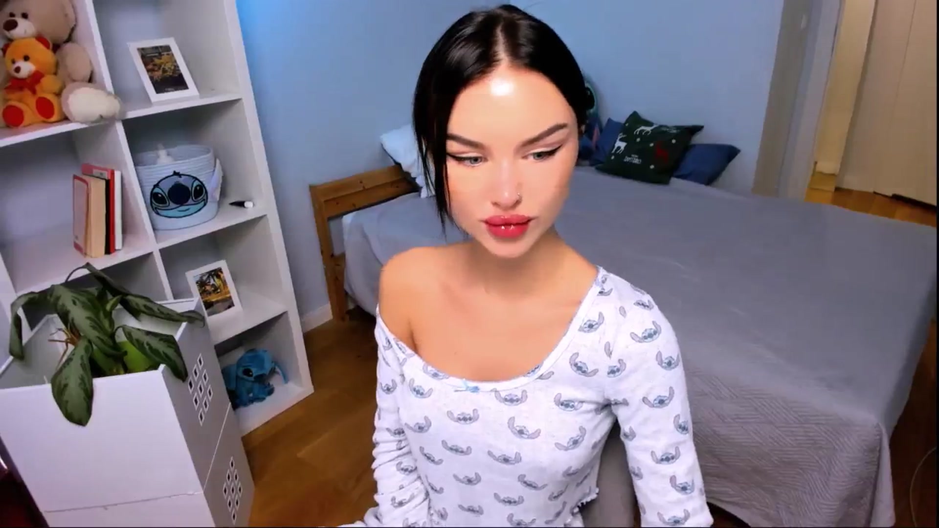 Gallery image thumbnail from LaNuitTresor's myfreecams stream on, 12/21/2024, 13:31 image 7 of 20