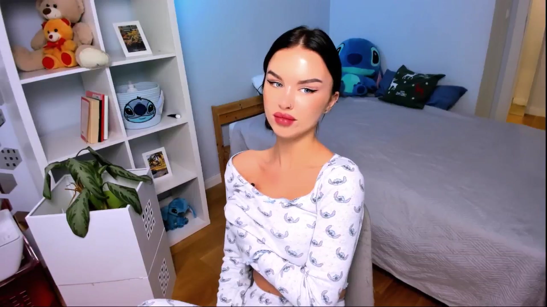 Gallery image thumbnail from LaNuitTresor's myfreecams stream on, 12/21/2024, 13:31 image 16 of 20