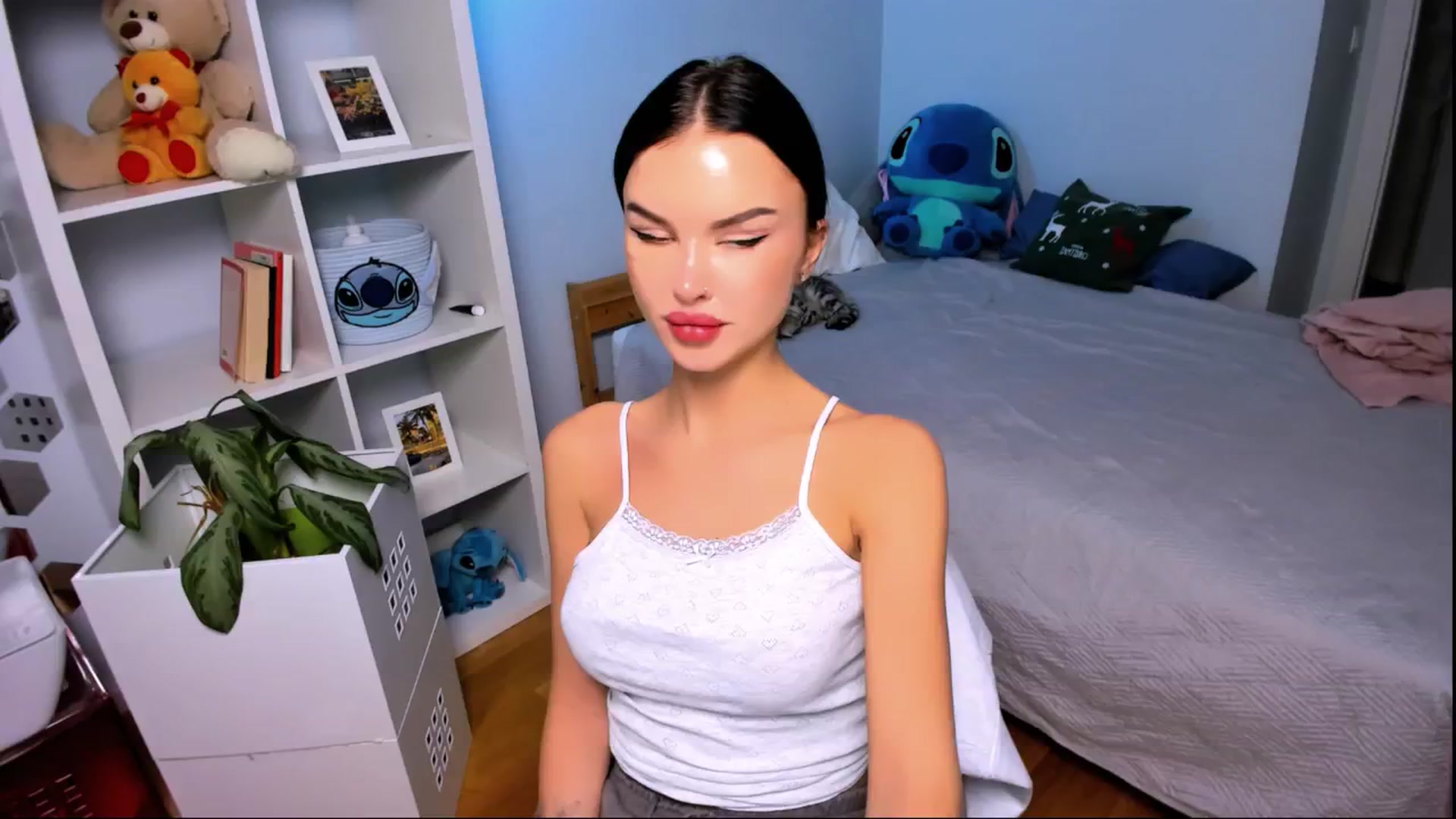 Gallery image thumbnail from LaNuitTresor's myfreecams stream on, 12/21/2024, 15:00 image 4 of 20