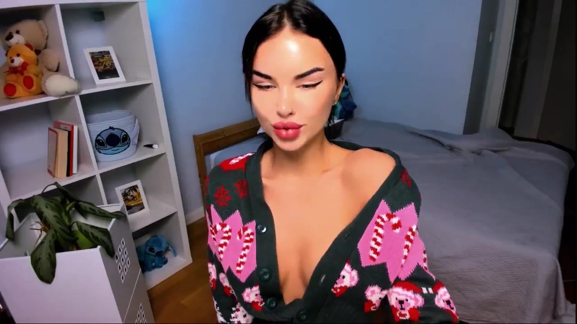 Gallery image thumbnail from LaNuitTresor's myfreecams stream on, 12/23/2024, 16:40 image 4 of 20