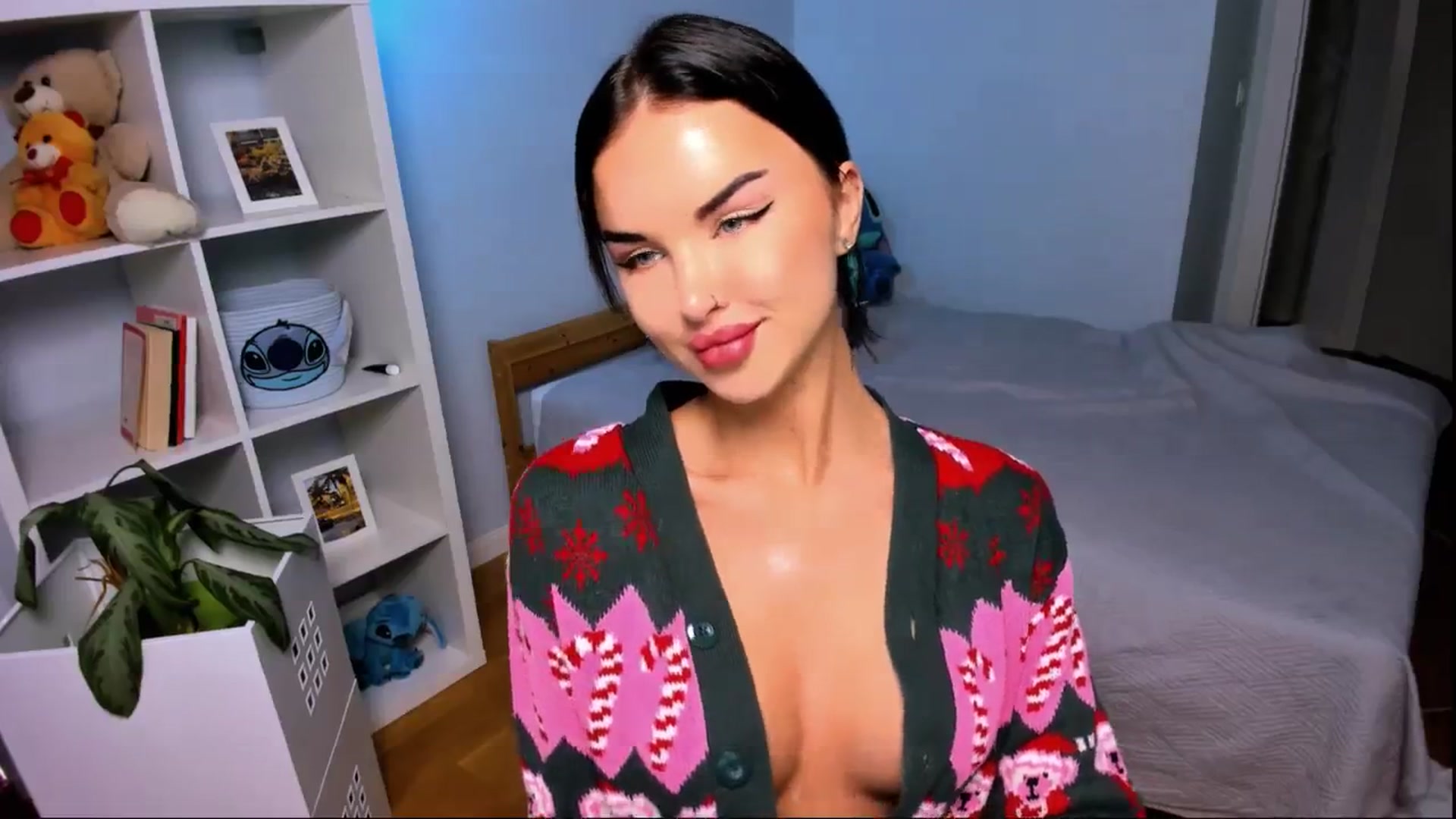 Gallery image thumbnail from LaNuitTresor's myfreecams stream on, 12/23/2024, 16:40 image 3 of 20