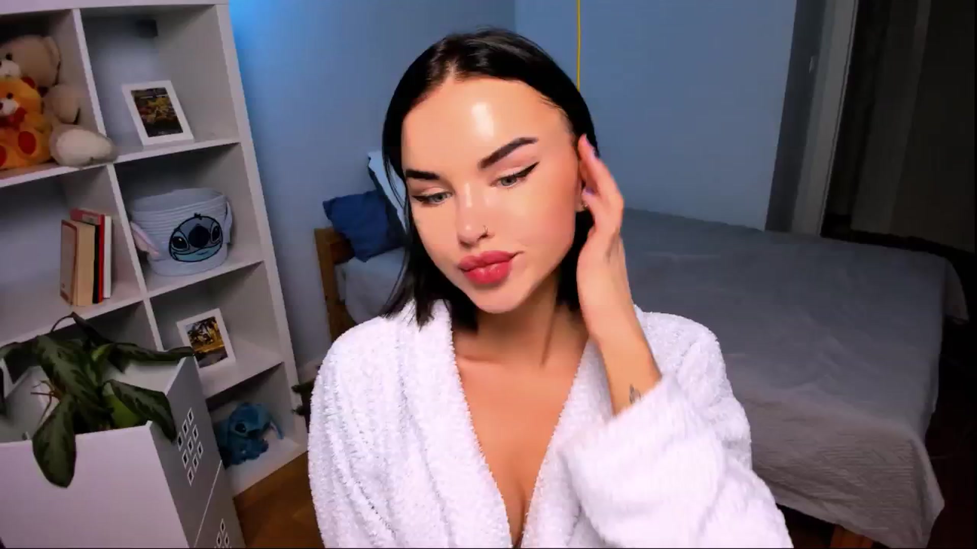 Gallery image thumbnail from LaNuitTresor's myfreecams stream on, 12/23/2024, 19:58 image 20 of 20